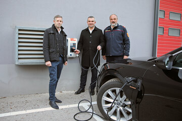 Nahmen neue E-Ladestationen beim Landesfeuerwehrkommando offiziell in Betrieb: v.l. DI (FH) Walter Holzer, LR Mag. Heinrich Dorner, LFW-Kdt. OBR Franz Kropf