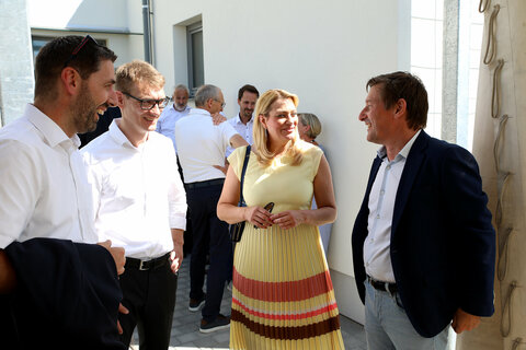 Landesrätin Daniela Winkler im Gespräch mit den EWS-Geschäftsführern Wolfgang Neuhofer (l.) und Lukas Winkler (2. v. l.) sowie Stefan Moidl (r.), Geschäftsführer der IG Windkraft