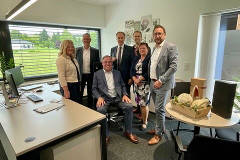 Besichtigung der neuen Innenräume des neuen Gemeindezentrums Kukmirn mit Landesrat Dr. Leonhard Schneemann und Bürgermeister Werner Kemetter.