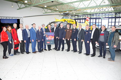 Offizielle Eröffnung der "Signal112" in der Messehalle Oberwart mit Landesrat Mag. Heinrich Dorner (8.v.r.) sowie allen Ehrengästen.