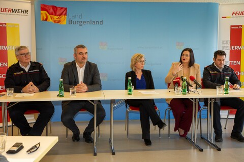 OBR Anton Kandelsdorfer, Kommandant BFKDO Neusiedl am See, LR Mag. Heinrich Dorner, BMin Leonore Gewessler, BA, LH-Stv.in Mag.a Astrid Eisenkopf und LBDS Harald Nakovich, Landesfeuerwehrkommandant-Stellvertreter, informierten über die bevorstehende Brandschutzübung mit Monitoring