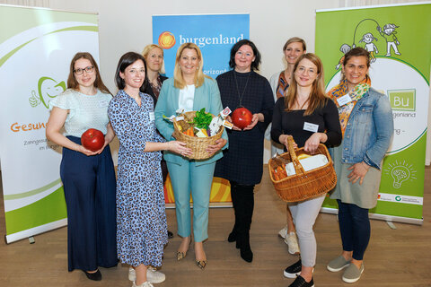 Bildungslandesrätin Mag.a (FH) Daniela Winkler (4.v.l.) und Kindergarteninspektorin Mag.a Gerda Konrath (5.v.l.) mit dem GeKiBu-Team bei Vernetzungstreffen in Deutschkreutz