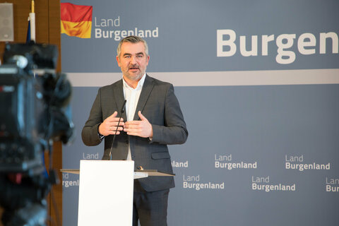 Landesrat Heinrich Dorner und Wirtschaftskammerpräsident Andreas Wirth präsentierten in Eisenstadt den Burgenländischen Handwerkerbonus 2024.