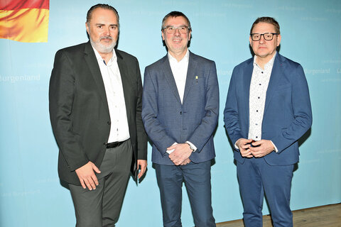 Landeshauptmann Hans Peter Doskozil mit Architekt Manfred Gräber und LIB-Geschäftsführer Gerald Goger (v.l.) bei der Präsentation des Haus der Volksgruppen Burgenland.