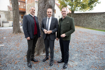 Landesrat Dr. Leonhard Schneemann (Mitte) eröffnete gemeinsam mit Landesjagdkoordinator DI Hans Peter Weiss (r.) und Referatsleiter Förster Ing. Roman Bunyai, MA (l.) den Hegeringleiter-Empfang auf Burg Schlaining.
