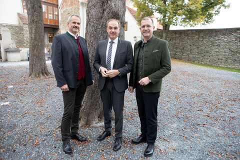 Landesrat Dr. Leonhard Schneemann (Mitte) eröffnete gemeinsam mit Landesjagdkoordinator DI Hans Peter Weiss (r.) und Referatsleiter Förster Ing. Roman Bunyai, MA (l.) den Hegeringleiter-Empfang auf Burg Schlaining.