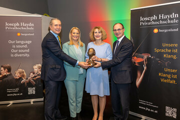 Preisträgerin Ulrike Sych mit Bildungslandesrätin Daniela Winkler, dem prov. Rektor Gerhard Krammer und Geschäftsführer Franz Steindl
