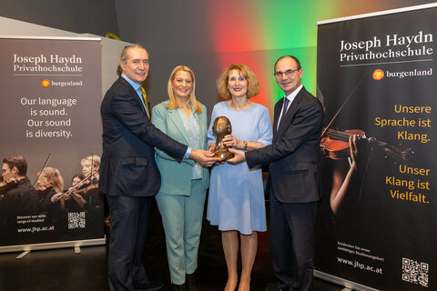 Preisträgerin Ulrike Sych mit Bildungslandesrätin Daniela Winkler, dem prov. Rektor Gerhard Krammer und Geschäftsführer Franz Steindl