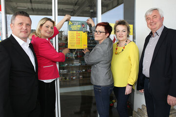 Landesrätin Daniela Winkler, Tankstellenbetreiberin Tanja Stöckl, Obfrau der Fachgruppe Tankstellen in der Wirtschaftskammer, Fachgruppen-Geschäftsführer Bernhard Dillhof, Bürgermeisterin Renate Habetler, Bernstein, und Bürgermeister Ing. Reinhard Berger, Mariasdorf