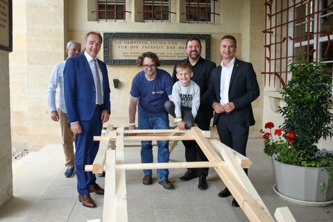 Kinder und Erwachsene konnten bei der Mitmachstation „Wie baut ein Universalgenie“ das Konstruktionsprinzip der sogenannten „Leonardo-Brücke“ kennenlernen.