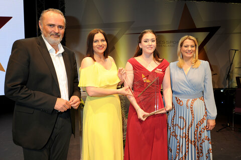 Landeshauptmann Hans Peter Doskozil, LH-Stellvertreterin Mag.a Astrid Eisenkopf, Schwimmerin Lena Grabowski („Sportlerin des Jahres“), und Landesrätin Mag.a (FH) Daniela Winkler