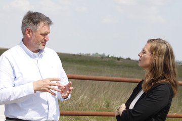 Landeshauptmann-Stellvertreterin Anja Haider-Wallner im Gespräch mit Nationalpark-Direktor Johannes Ehrenfeldner: Budgetkürzungen des Bundes dürfen das Bildungsprogramm für Kinder und Jugendliche nicht gefährden.