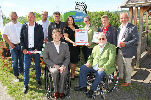 Naturpark Rosalia-Kogelberg: Das Zertifikat „Barrierefreies Naturerlebnis“ des ÖZIV Burgenland wurde von ÖZIV Präsident Manfred Seifert und Hans-Jürgen Gross, ÖZIV Ehrenpräsident, an LH-Stv.in Mag.a Astrid Eisenkopf, Thomas Böhm, GF ARGE Burgenländischer Naturparke, Marlene Hrabanek-Bunyai, Biodiversitätsexpertin (RMB) und GFin Naturpark Rosalia-Kogelberg, Naturpark-Obmann Kurt Fischer, Bgm. Naturparkgemeinde Baumgarten, und weitere Bürgermeister-Kollegen der insgesamt 13 Naturpark-Gemeinden überreicht.