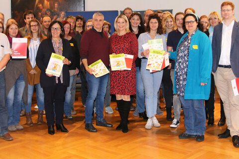 Jugendanwalt Christian Reumann, Landesrätin Daniela Winkler, Barbara Buchegger, die pädagogische Leiterin von Saferinternet.at, und Gerhard Pölsterl vom Bundeskanzleramt mit den Teilnehmerinnen und Teilnehmern des Vernetzungs- und Weiterbildungstreffen