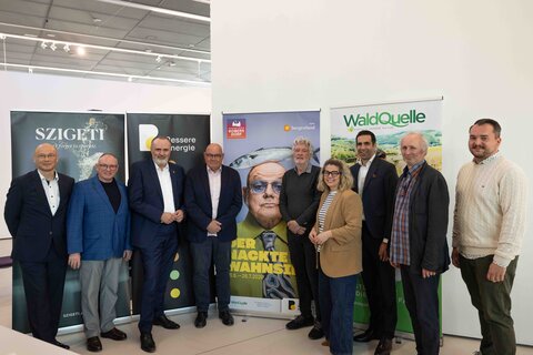 Landeshauptmann Hans Peter Doskozil (3.v.l.) und Intendant Kammerschauspieler Wolfgang Böck (4.v.l.) präsentierten Details zur diesjährigen Premiere der Schloss-Spiele Kobersdorf.