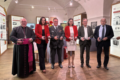 Eröffnung der Sonderausstellung „80 Jahre Rotes Kreuz Burgenland“ mit dem symbolischen Durchschneiden des Eröffnungsbandes