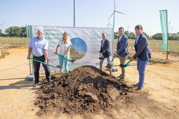 Landesrätin Daniela Winkler mit Parndorfs Bürgermeister Wolfgang Kovacs, Jan Häupler, Vorstandsmitglied der oekostrom AG, Christoph Ehrenhöfer, Geschäftsführer der Stadtwerke Hartberg, und  Julian Tiencken, Geschäftsführer von Green Planet Projects beim Spatenstich.