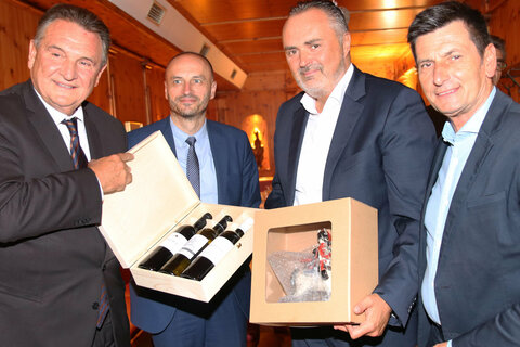 Der Gespan von Varaždin, Radimir Čačić, sein Stellvertreter Tomislav Paljak, Landeshauptmann Hans Peter Doskozil und Landesrat Christian Illedits tauschten Geschenke und Ideen für Kooperationen.
