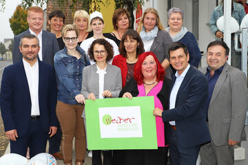 Die gemeinnützige „Weiberwirtschaft“, die von den Landesräten Christian Illedits und Heinrich Dorner gemeinsam mit den Organisatorinnen eröffnet wurde, hat in Stoob ihre Backstube in Betrieb genommen