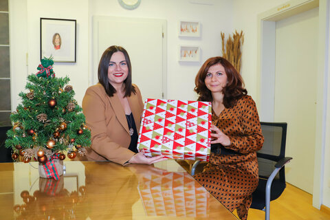 Landeshauptmann-Stellvertreterin Mag. Astrid Eisenkopf (links im Bild) übergibt ein Weihnachtsgeschenk an die Obfrau des Vereins „Alleinerziehend – aber nicht allein“, Anika Karall.