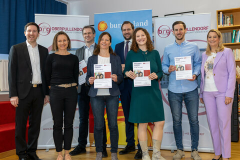 Direktor MMag. Dr. Markus Neuhold, Mag. Ewa Laky, Mag. Helmut Neubauer, Mag. Eva Greiner, Geschäftsführer  Dr. Johannes Zsifkovits (Soziale Dienste Burgenland), Mag. Elena Steszgal, Mag. Lukas Schattovits und Bildungslandesrätin  Mag. (FH) Daniela Winkler (v.l.).
