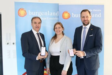 Soziallandesrat Leonhard Schneemann, Pflege- und Sozialberaterin Carina Märcz und SDB-Geschäftsführer Johannes Zsifkovits.