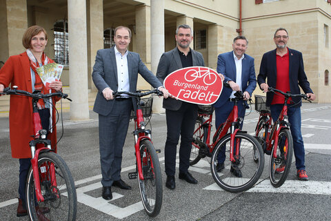 Verkehrslandesrat Mag. Heinrich Dorner und Wirtschaftslandesrat Dr. Leonhard Schneemann mit Arbeiterkammer-Präsident Gerhard Michalitsch, Wirtschaftskammer Dir.-Stv. Dr. Harald Schermann und der Leiterin der Mobilitätszentrale Burgenland, Dr.in Christine Zopf-Renner