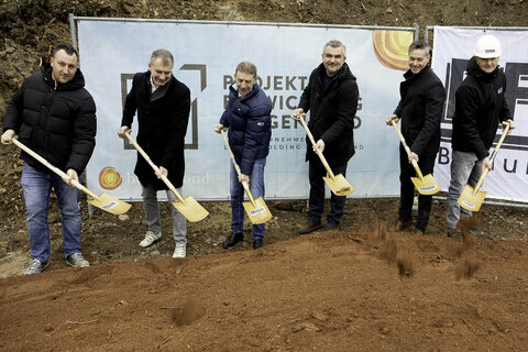 Sportlandesrat Mag. Heinrich Dorner (3.v.r.) gemeinsam mit Hausherr Günter Kurz (2.v.l.), Geschäftsführer Thomas Rosner (Projektentwicklung Burgenland) (3.v.l.), Geschäftsführer Mag. Anton Beretzki (Sport Burgenland GmbH) (2.v.r.) sowie zwei Professionisten der Baufirma Pfnier beim Spatenstich des neuen Centercourts in Oberpullendorf.