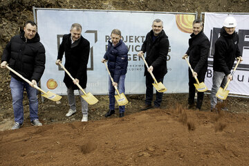 Sportlandesrat Mag. Heinrich Dorner (3.v.r.) gemeinsam mit Hausherr Günter Kurz (2.v.l.), Geschäftsführer Thomas Rosner (Projektentwicklung Burgenland) (3.v.l.), Geschäftsführer Mag. Anton Beretzki (Sport Burgenland GmbH) (2.v.r.) sowie zwei Professionisten der Baufirma Pfnier beim Spatenstich des neuen Centercourts in Oberpullendorf.
