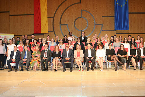 Landeshauptmann Hans Peter Doskozil mit den DiplomandInnen und der Leitung der Gesundheits- und Krankenpflegeschule Oberwart und der Expositur Frauenkirchen