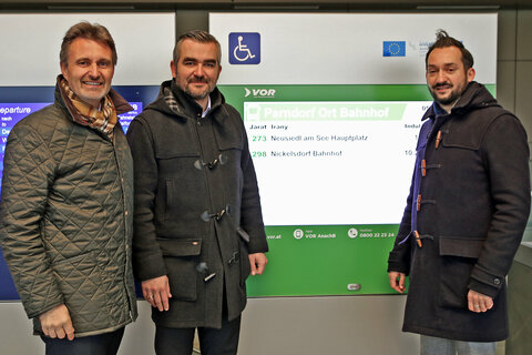 DFI wie hier am Bahnhof Parndorf Ort sollen künftig an allen zentralen Bus-Bahn-Umsteigeknoten im Burgenland installiert werden. V.l.: VOR-GF Mag. Wolfgang Schroll, Infrastrukturlandesrat Mag. Heinrich Dorner, VOR-GF Thomas Bohrn, MBA