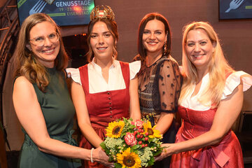 Landeshauptmann-Stellvertreterin Anja Haider-Wallner, Landtagspräsidentin Astrid Eisenkopf und Landesrätin Daniela Winkler mit der neuen österreichischen Weinkönigin Maria Liegenfeld