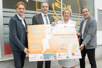 Landesrat Dr. Leonhard Schneemann (2.v.l.) zog gemeinsam mit Geschäftsführer Wolfgang Brillmann, MA (Soogut-Sozialmarkt), Volkshilfe Burgenland-Präsidentin Verena Dunst und FH Departmentleiter und Studiengangsleiter Prof. (FH) Mag. (FH) Manfred Tauchner (v.l.) Bilanz in Oberwart.