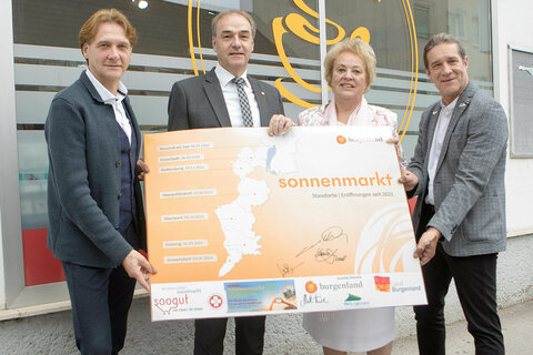 Landesrat Dr. Leonhard Schneemann (2.v.l.) zog gemeinsam mit Geschäftsführer Wolfgang Brillmann, MA (Soogut-Sozialmarkt), Volkshilfe Burgenland-Präsidentin Verena Dunst und FH Departmentleiter und Studiengangsleiter Prof. (FH) Mag. (FH) Manfred Tauchner (v.l.) Bilanz in Oberwart.