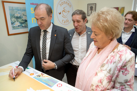 Landesrat Dr. Leonhard Schneemann unterschrieb die Übersichtstafel des Erfolgsprojektes Sonnenmarkt und Sonnencafé.