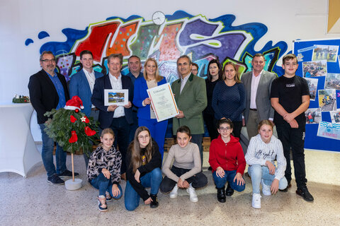 Bildungslandesrätin Mag.a (FH) Daniela Winkler bei der Übergabe des Zertifikates.