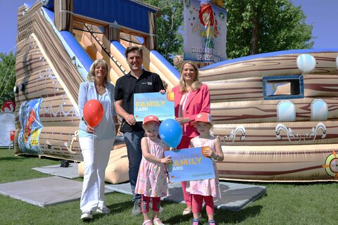 Bürgermeisterin Elisabeth Böhm, Daniel Hupfer und Landesrätin Daniela Winkler mit teilnehmenden Kindern bei der Eröffnung.
