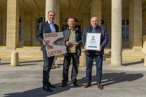 Preisübergabe an den Sportfischereiverein Bruckneudorf für das Projekt „Nasen in die Leitha“ Wolfgang Turek, LR Dr. Leonhard Schneemann, ÖKF Präsident Helmut Belanyecz, ÖKF GFin Sonja Behr, Obmann SFV Bruckneudorf Erich Bezlanovits, Gerhard Brauner