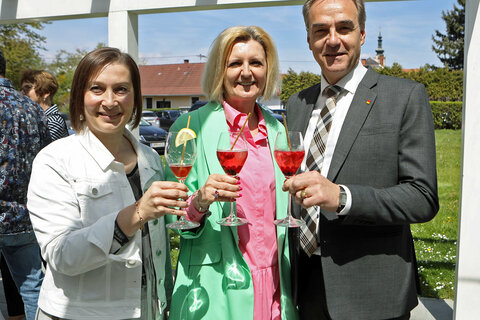Landesrat Dr. Leonhard Schneemann (r.) und die Leiterin des Präsidialbereiches der Bildungsdirektion Burgenland, WHRin Mag.a Sandra Steiner (Mitte) wurden von Direktorin Mag. Karin Wagner (l.) begrüßt.