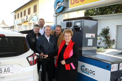 Landtagspräsidentin Verena Dunst (r.), Landesrat Heinrich Dorner (hinten links), Geschäftsführer Manfred Wagner (l.), SPÖ-Vizebürgermeister Franz Eberhardt (2.v.l. vorne) und SPÖ-Ortsparteiobmann Hannes Strauß (2.v.r.) beim Betanken eines Autos.