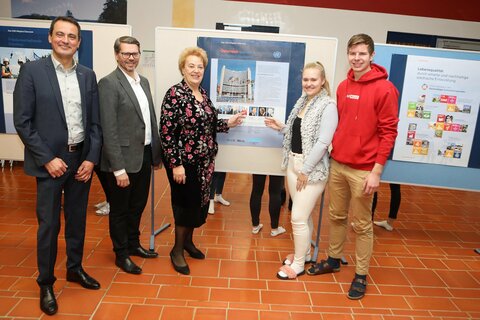 Schulqualitätsmanager Franz Jeschko, Direktor Mag. Chris Wagner und Landtagspräsidentin Verena Dunst (v.l.) mit Schülern der Bundeshandelsakademie Stegersbach.