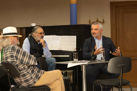 Landesrat Heinrich Dorner bei der Pressekonferenz in der ehemaligen Synagoge Kobersdorf.