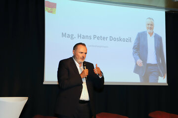 Landeshauptmann Mag. Hans Peter Doskozil beim Pflegegipfel in Eisenstadt.