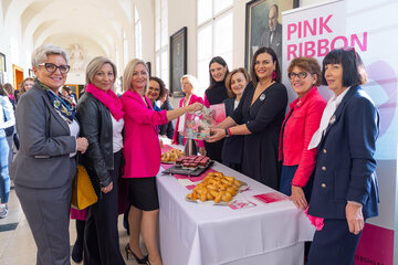 Landshauptmann Stellvertreterin  Astrid Eisenkopf bei einer Pink-Ribbon-Spendenaktion im Landhaus