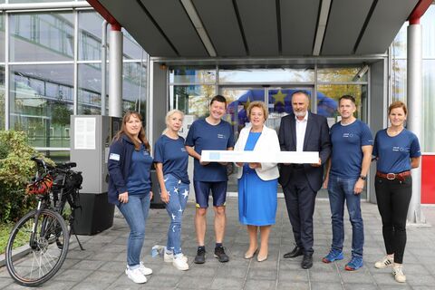 Die für EUROPE DIRECT zuständigen Mitarbeiterinnen im Regionalmanagement Burgenland, Mag.a Beate Tschida und Mag.a Sonja Seiser, gemeinsam mit dem Leiter der Vertretung der Europäischen Kommission in Österreich, Prof. Dr. Martin Selmayr, Landtagspräsidentin Verena Dunst, Landeshauptmann Mag. Hans Peter Doskozil, dem Leiter des EU-Verbindungsbüros des Landes Burgenland, Mag. Rainer Winter, und der Leiterin für Pressearbeit an der Vertretung der Europäischen Kommission in Österreich, Sabine Berger, (v. l. n. r.) bei der Enthüllung der neuen EUROPE DIRECT-Tafel am Standort des so genannten EU-Informationszentrums im Technologiezentrum Eisenstadt;
