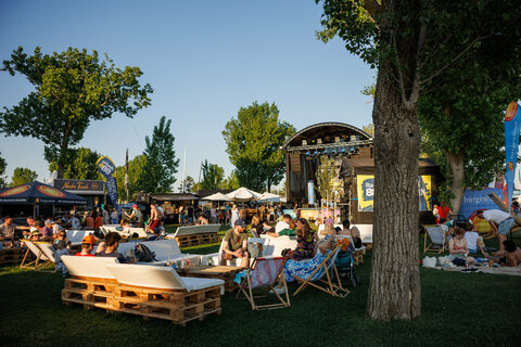 Das See Opening 2025 im Burgenland hat einmal mehr seine Bedeutung als Saisonauftakt unter Beweis gestellt. Trotz durchwachsenen Wetters am ersten Wochenende und eines verregneten Sonntags zum Abschluss genossen heuer wieder mehr als 45.000Besucher:innen das vielfältige Programm und die einzigartigen Kulissen des Neusiedler Sees und Neufelder Sees.