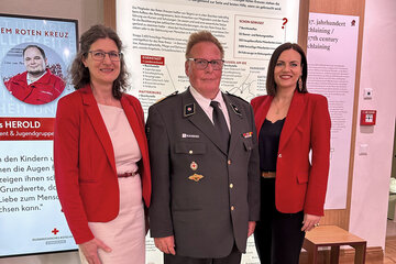 Kuratorin Mag. Dr. Brigitte Krizmanits mit dem RK-Burgenland-Präsident MR Dr. Werner Krischka und Landtagspräsidentin Mag.a Astrid Eisenkopf
