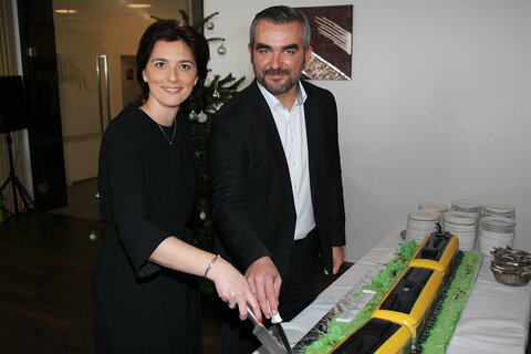 Landesrat Mag. Heinrich Dorner gratulierte Generaldirektorin-Stv. Dr. Hana Dellemann zum herausragenden Unternehmen Raaberbahn mit seiner beeindruckenden Entwicklung im Interesse der burgenländischen Pendler.