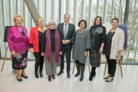 Landtagsabgeordnete Verena Dunst (l.), Soziallandesrat Dr. Leonhard Schneemann (Mitte), Landeshauptmann-Stellvertreterin Mag.a Astrid Eisenkopf (2.v.r.) und Frauenhaus Burgenland-Leiterin DSA (Diplomierte Sozialarbeiterin) Kerstin Bedenik (r.) mit Künstlerinnen im Zuge der Jubiläumsfeier.