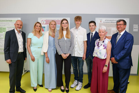 Bildungslandesrätin Mag.a (FH) Daniela Winkler (2.v.l.) und Bildungsdirektor Mag. Heinz Josef Zitz (l.) gratulierten Direktor Mag. Herwig Wallner (r.), Abteilungsvorständin Jutta Pradl-Hodics (2.v.r.) sowie den Schülerinnen und Schülern anlässlich des 50-jährigen Jubiläums der BAfEP Oberwart.